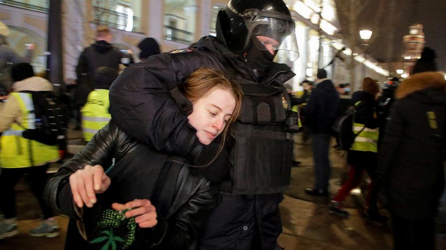 Manifestante é presa em São Petersburgo, na Rússia, após protesto contra a invasão russa na Ucrânia - REUTERS
