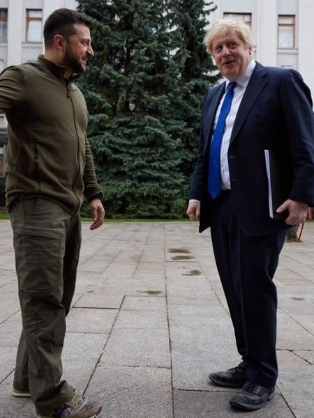 9.abr.2022 - O presidente da Ucrânia, Volodymyr Zelensky, e o primeiro-ministro britânico, Boris Johnson, conversam em Kiev - Reprodução/Telegram/Volodymyr Zelensky