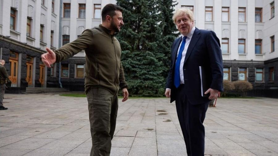 9.abr.2022 - O presidente da Ucrânia, Volodymyr Zelensky, e o primeiro-ministro britânico, Boris Johnson, conversam em Kiev - Reprodução/Telegram/Volodymyr Zelensky