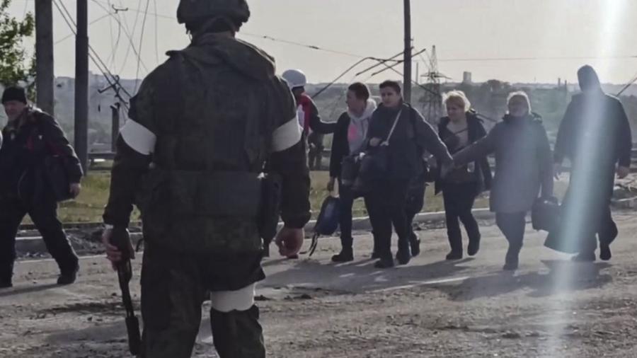 Cinquenta civis conseguiram deixar a siderúrgica em Mariupol na sexta-feira - EPA