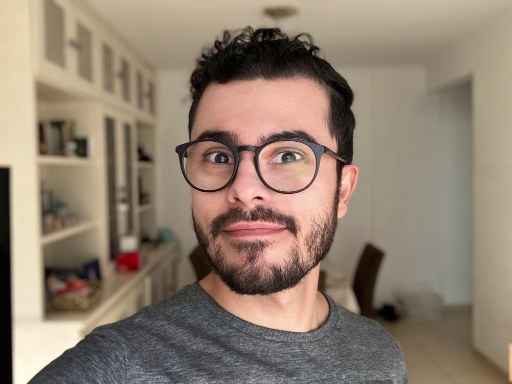 Selfie tirada com o modo retrato do iPhone SE 2022 - Lucas Carvalho/Tilt