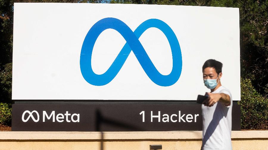Logotipo da Meta (ex-Facebook) na sede da empresa em Menlo Park, Califórnia (EUA); empresa é criticada por política que permite treinar IA com dados de usuários