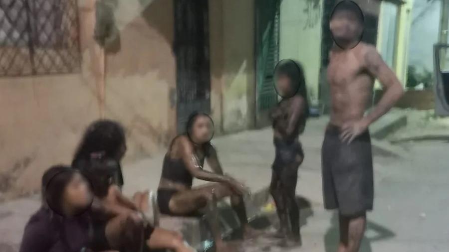 Família foi resgatada dentro de um bueiro em Fortaleza - Reprodução