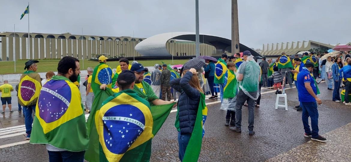 Em Brasília, carro circula ao som do hino do Exército e manifestantes gritam: "Força Armada, salve a nossa pátria" - Hanrrikson de Andrade/UOL