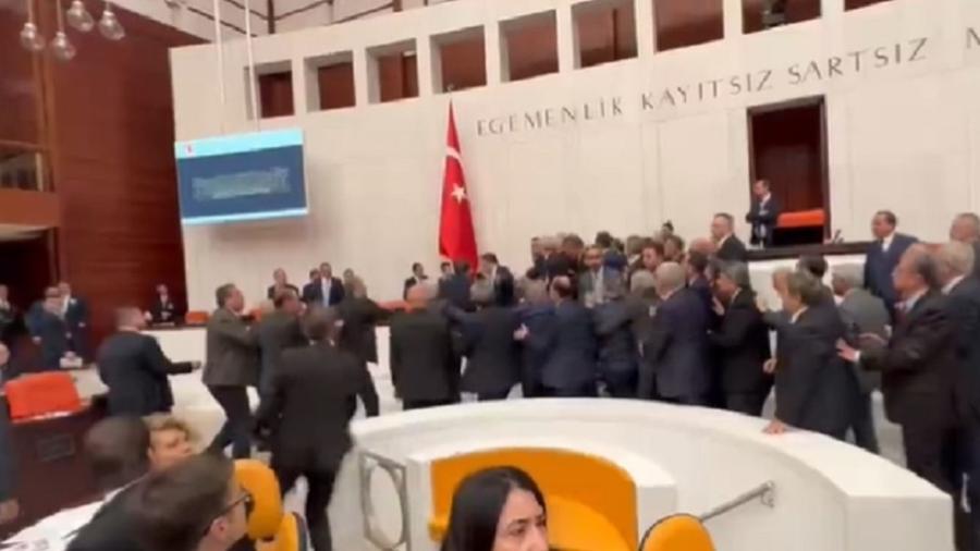 Parlamento da Turquia tem briga generalizada - Reprodução/Twitter