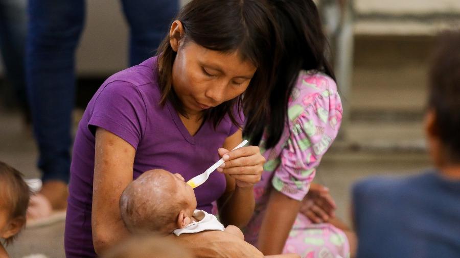 Criança alimentada pela mãe yanomami em Boa Vista - Tom Costa/Ministério da Justiça e Segurança Pública