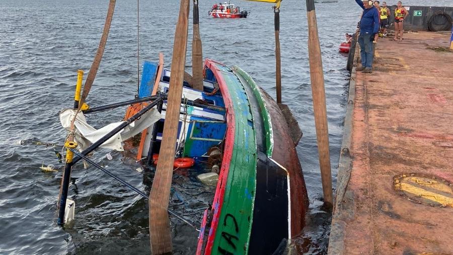 Barco que naufragou com 14 pessoas foi içado na Baía de Guanabara, no Rio - Reprodução