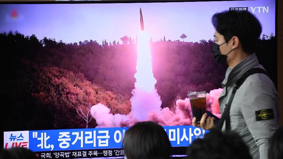 A Coreia do Norte disparou um míssil balístico hoje, levando o Japão a emitir brevemente um aviso de busca de abrigo para os residentes da região norte de Hokkaido - Jung Yeon-je/AFP