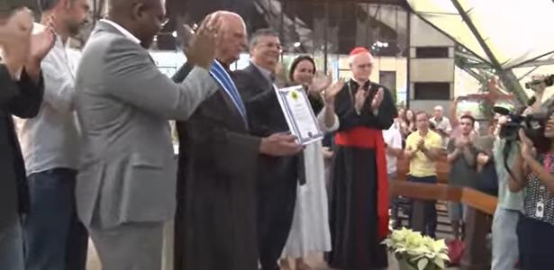 Dino concede medalha da Ordem do Mérito ao padre Júlio Lancellotti em SP