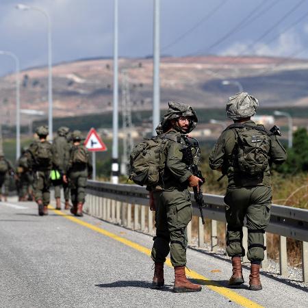 Soldados de Israel em estrada próxima à fronteira com o Líbano