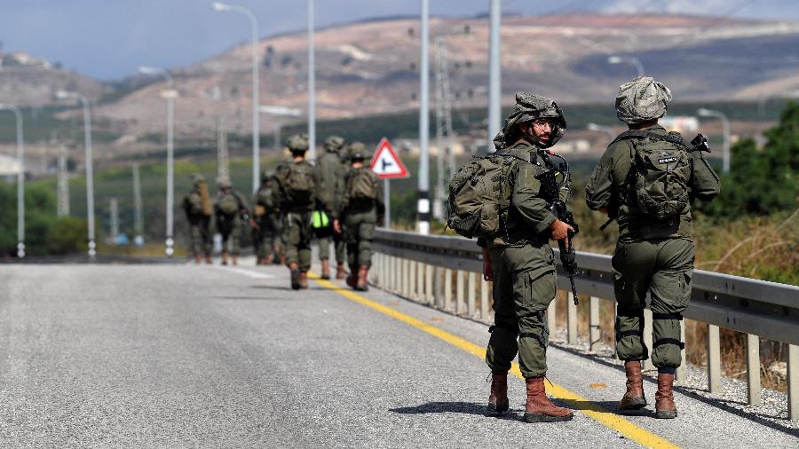 Soldados de Israel em estrada próxima à fronteira com o Líbano