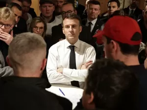 Macron é recebido com vaias e confusão em feira de agricultura em Paris