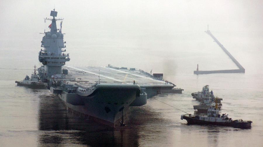 Um dos porta-aviões da China - que não revelou se está fabricando uma embarcação nuclear