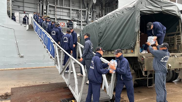 Marinheiros descarregam donativos para o Rio Grande do Sul do maior navio de guerra da América Latina