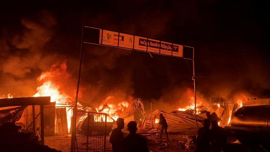 26.mai.2024 - Vídeo mostra incêndio após bombardeio de Israel em Rafah, ao sul da Faixa de Gaza