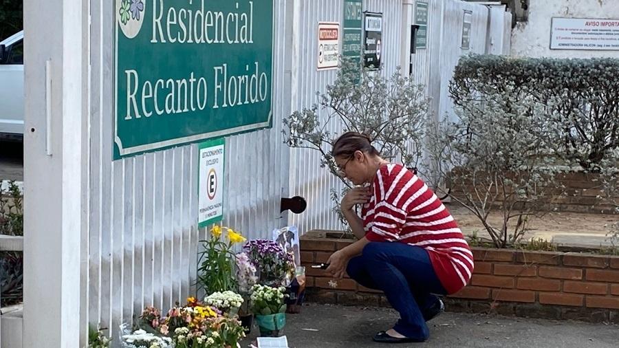 Flores deixadas na portaria de condomínio em Vinhedo onde avião da Voepass caiu