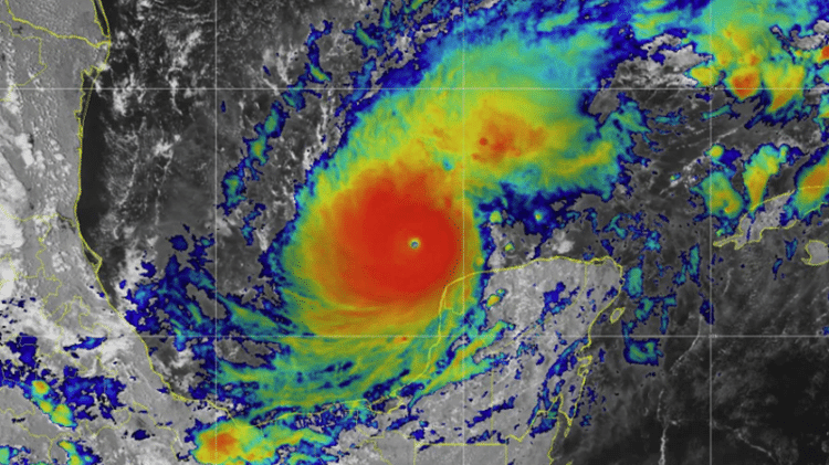 Imagem de satélite do furacão na noite de segunda-feira (7)