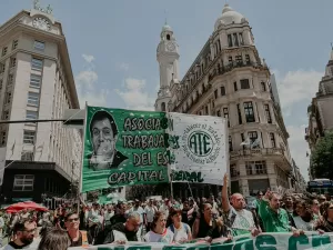 Argentina: Trabalhadores protestam contra demissão estatal e salário baixo