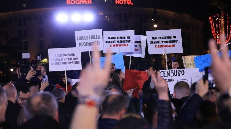 15.mar.2025 - Protesto contra a proibição do TikTok na Albânia aconteceu em frente ao escritório do primeiro-ministro Edi Rama em Tirana, capital do país 15.mar.2025 - Protesto contra a proibição do TikTok na Albânia aconteceu em frente ao escritório do primeiro-ministro Edi Rama em Tirana, capital do país