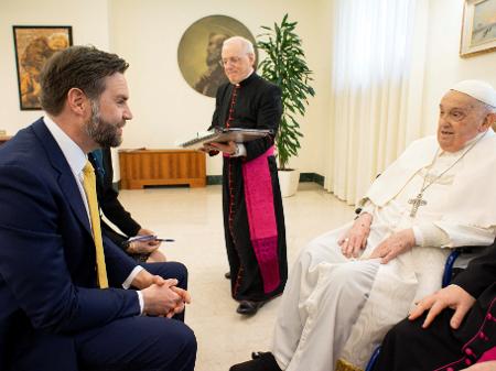 O Papa Francisco se encontra com o vice-presidente dos EUA, JD Vance, no domingo de Páscoa, no Vaticano, em 20 de abril de 2025 - Divisione Produzione Fotografica/via REUTERS