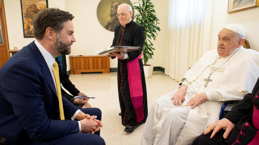 O Papa Francisco se encontra com o vice-presidente dos EUA, JD Vance, no domingo de Páscoa, no Vaticano, em 20 de abril de 2025 - Divisione Produzione Fotografica/via REUTERS