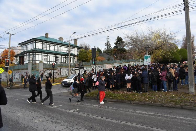 Terremoto com alerta de tsunami faz moradores evacuarem em Punta Arenas, na costa sul do Pacífico, no Chile, em 2 de maio Terremoto com alerta de tsunami faz moradores evacuarem em Punta Arenas, na costa sul do Pacífico, no Chile, em 2 de maio