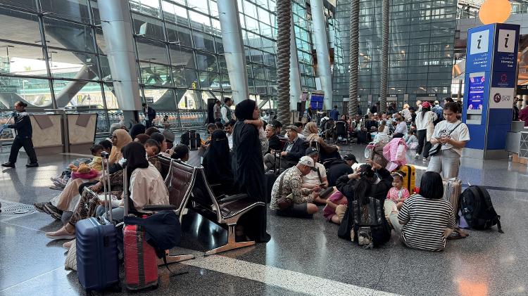 Passageiros no Aeroporto Internacional de Hamad Passageiros no Aeroporto Internacional de Hamad