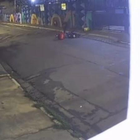 Homem disfarçado de entregador é morto por policial militar; segundo boletim de ocorrência, a policial reagiu após suspeito solicitar senha de celular roubado Homem disfarçado de entregador é morto por policial militar; segundo boletim de ocorrência, a policial reagiu após suspeito solicitar senha de celular roubado
