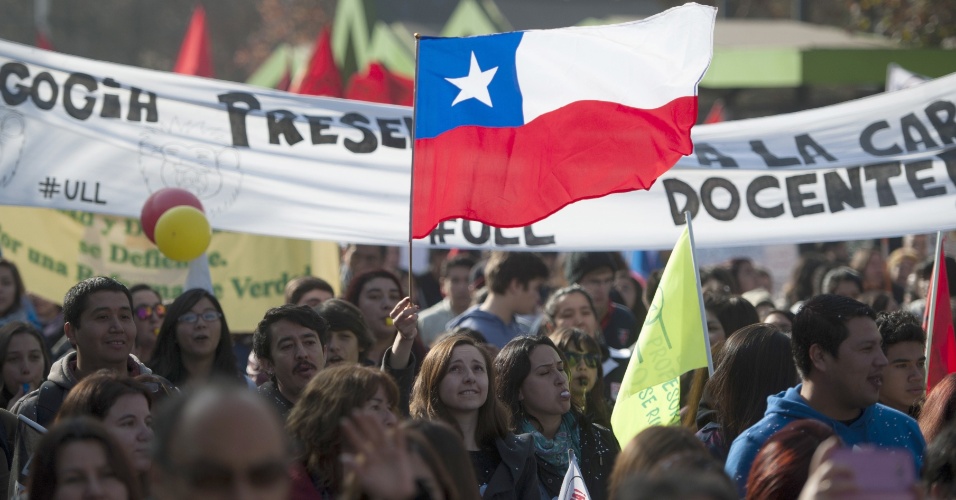 25.jun.2015 - Estudantes protestam por melhorias na educação no centro de Santiago