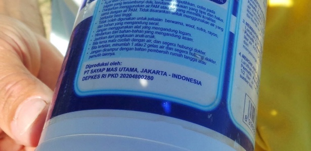 Produto de limpeza com inscrição em indonésio encontrado nesta sexta-feira  - Zinfos974/Prisca Bigot/Reuters
