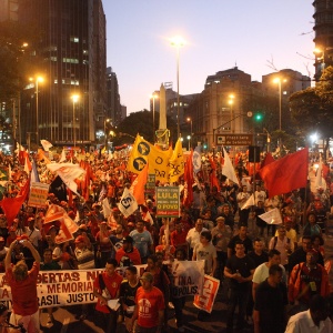 Protesto entra a noite no centro de Belo Horizonte (MG) - Leo Fontes/O Tempo/Estadão Conteúdo