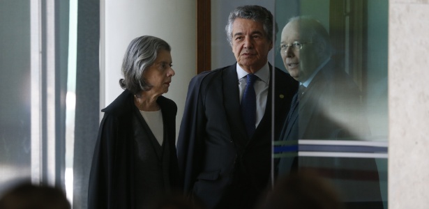 7.dez.2016 - Presidente do STF (Supremo Tribunal Federal), a ministra Cármen Lúcia conversa com seus colegas Marco Aurélio Mello e Celso de Mello