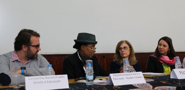 Relatora especial para o direito humano à Educação da ONU, Koumbou Boly Barry (de chápeu) recebendo as informações sobre a PEC 55 da Campanha Nacional pelo Direito à Educação, em atividade realizada em Portugal - Divulgação