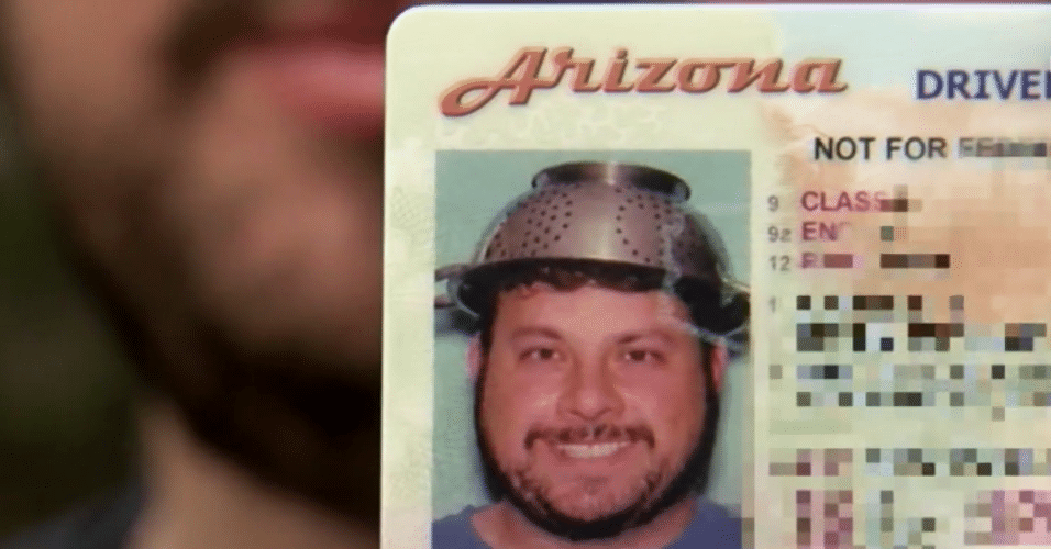 Homem usa escorredor de macarrão como chapéu na foto de 