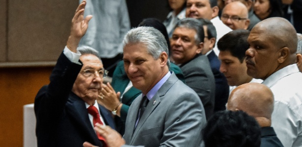 Raúl Castro e seu sucessor, Miguel Díaz-Canel - AFP