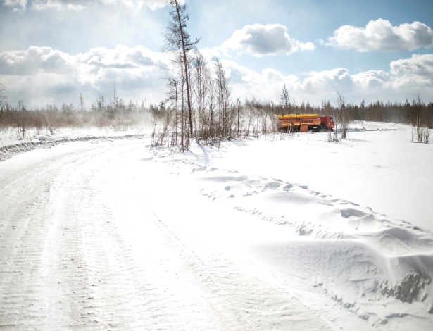 Caminhoneiro roda por uma estrada de gelo, na Sibéria, Rússia - Maxim Babenko/The New York Times