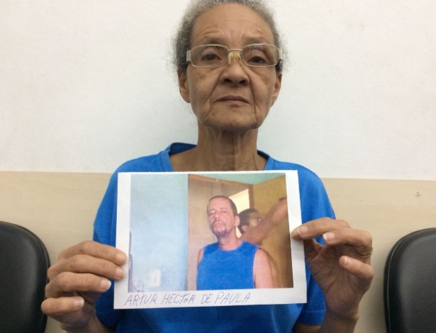 Auxiliar de limpeza Irani de Paula, 55, com foto do sobrinho desaparecido, Artur - Janaina Garcia/UOL