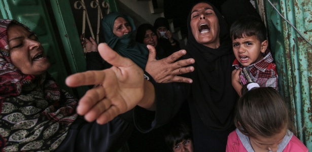 Mulher chora a morte de um palestino de 28 anos que morreu durante um bombardeio a um posto de observação, na faixa de Gaza - Said Khatib/AFP