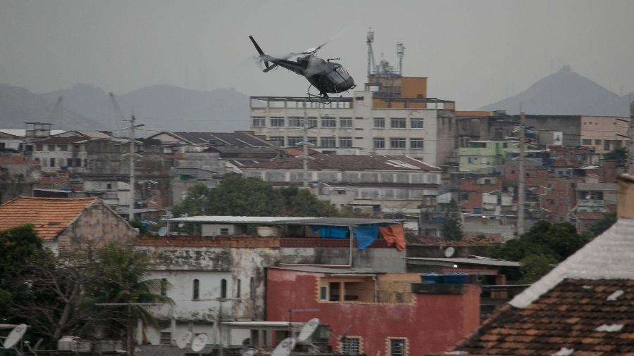 Helicóptero da Polícia Civil sobrevoa favela do Rio de Janeiro - Estadão Conteúdo