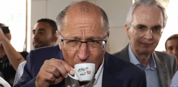 Alckmin cumpriu agenda de campanha na cidade de Ribeirão Preto, interior paulista, na manhã deste sábado (25). Ele cumprimentou o eleitorado, tomou café com pequenos comerciantes e passeou pelo calçadão da cidade. - Célio Messias/Estadão Conteúdo