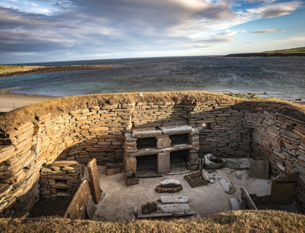 Uma casa em Skara Brae, uma das aldeias da Idade da Pedra mais bem preservadas da Europa, nas ilhas Órcades, na Escócia - Josh Haner/The New York Times