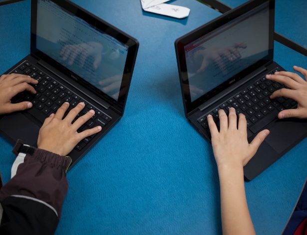 Crianças usam o Google Classroom para acompanhar suas aulas em San Antonio - Ilana Panich-Linsman/The New York Times
