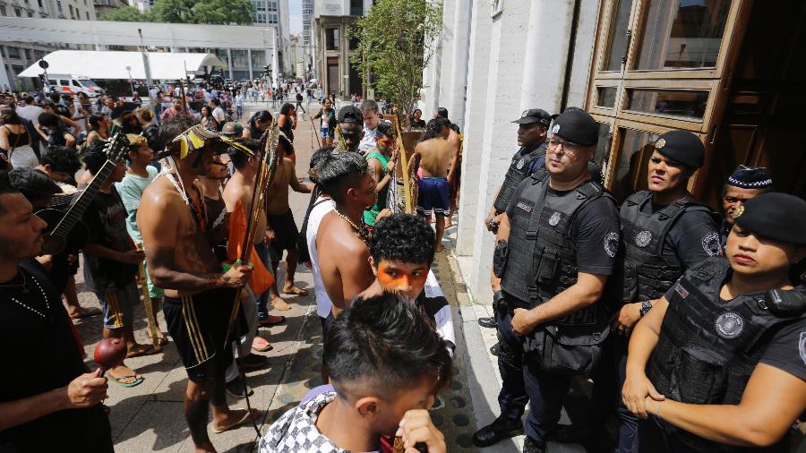 27.mar.2019 - Índios guarani da tribo do Jaraguá, no extremo oeste de São Paulo, realizam um protesto em frente à Prefeitura, no centro da capital - NELSON ANTOINE/ESTADÃO CONTEÚDO