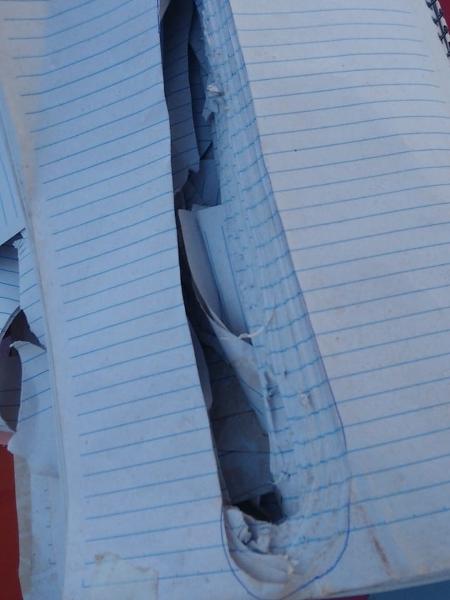 20.mai.2019 - Caderno usado por estudante para esconder faca que usou para esfaquear colega de classe em Araçatuba (SP) - Divulgação/Polícia Militar