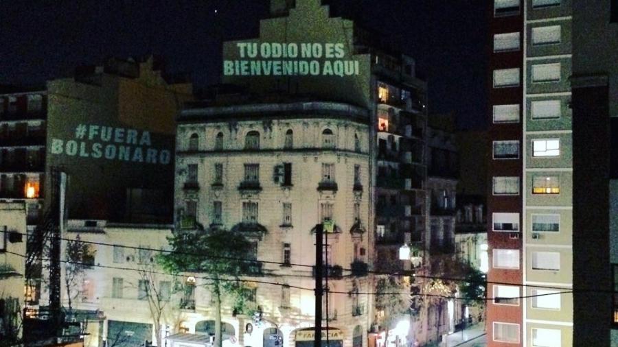 A frase "Tu odio no es bienvenido aqui"(Seu ódio não é bem-vindo aqui), em referência a Bolsonaro, é projetada em prédio de Buenos Aires - Luciana Rosa/Colaboração para o UOL