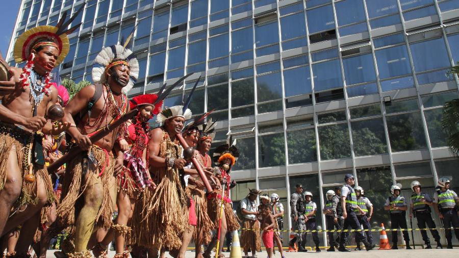 5.junho.2019 - Índios realizam uma passeata na Esplanada dos Ministérios, em Brasília - LUCIANO CLAUDINO