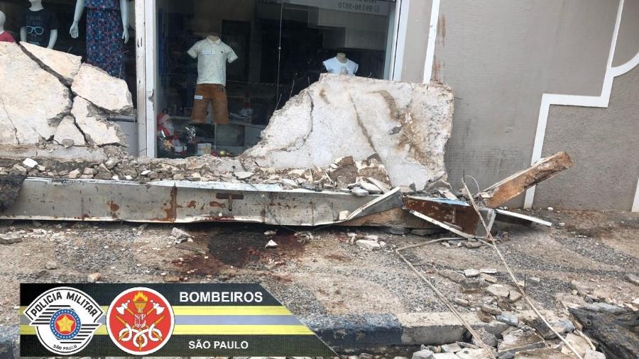 Marquise de shopping em Penápolis desabou neste sábado - Divulgação/Bombeiros SP