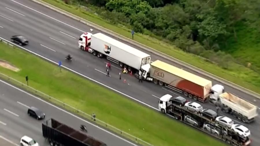Acidente envolvendo caminhões no Rodoanel - Reprodução/TV Globo