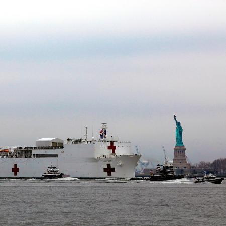 30.mar.2020 - Navio que vai funcionar como hospital chega a Nova York - Peter Foley/EFE