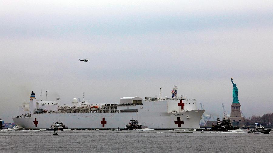 30.mar.2020 - Navio USNS Comfort, que vai funcionar como hospital, chega a Nova York - Peter Foley/EFE